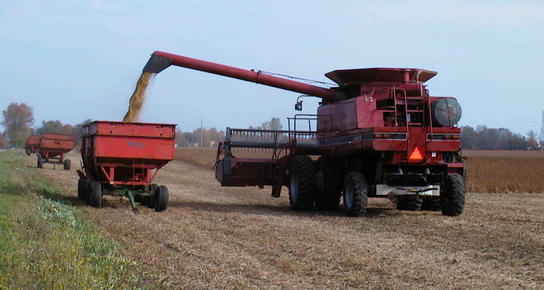 combine_unloading.JPG (189899 bytes)