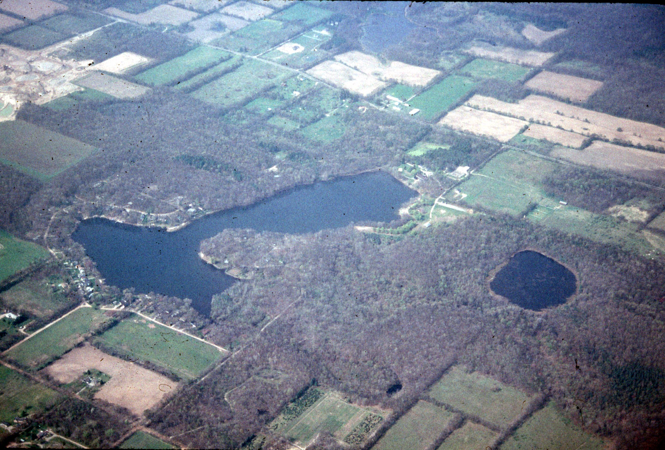 Kettled topography with water ponds in kettle holes and washboard